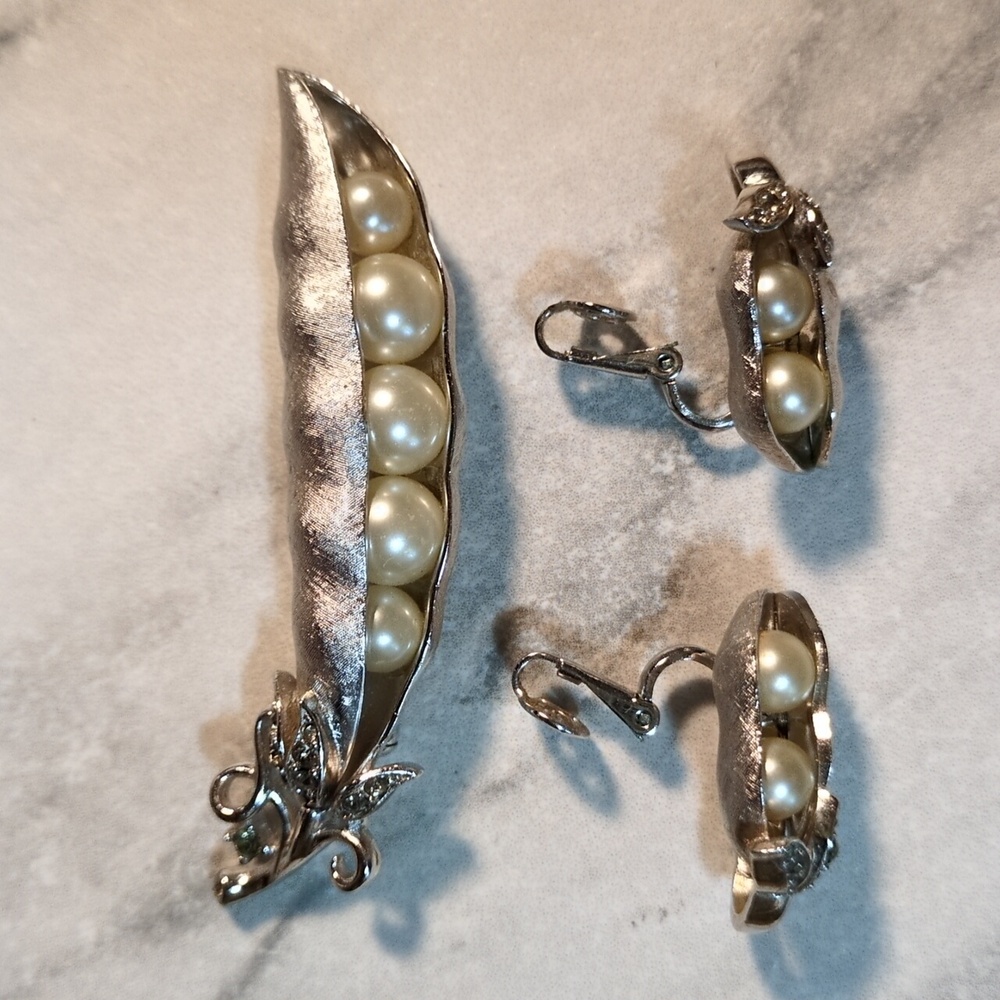 Trifari brand vintage 1960s peas in a pod brooch and clip-on earrings.